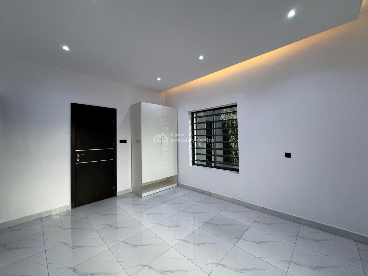 Spacious 2/3bedroom Apartment, Lekki Phase 1, Lekki, Lagos, Flat / Apartment for Sale