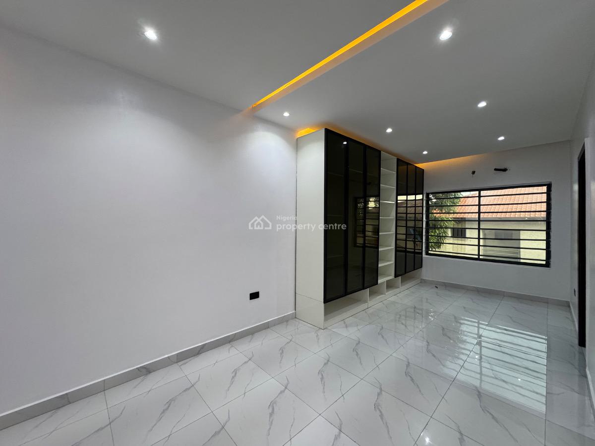 Spacious 2/3bedroom Apartment, Lekki Phase 1, Lekki, Lagos, Flat / Apartment for Sale