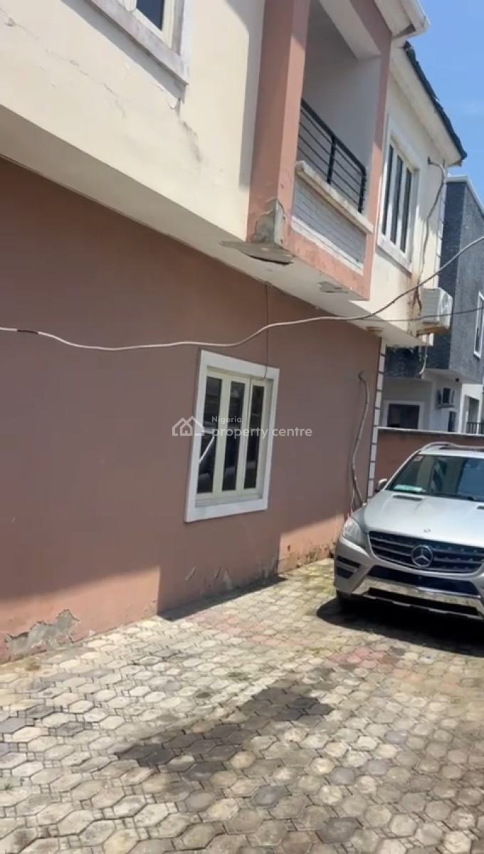 Distress 6 Bedr Detached & Bq, Location: Northern Foreshore, Chevron Lekki Lagos, Lekki, Lagos, Detached Duplex for Sale