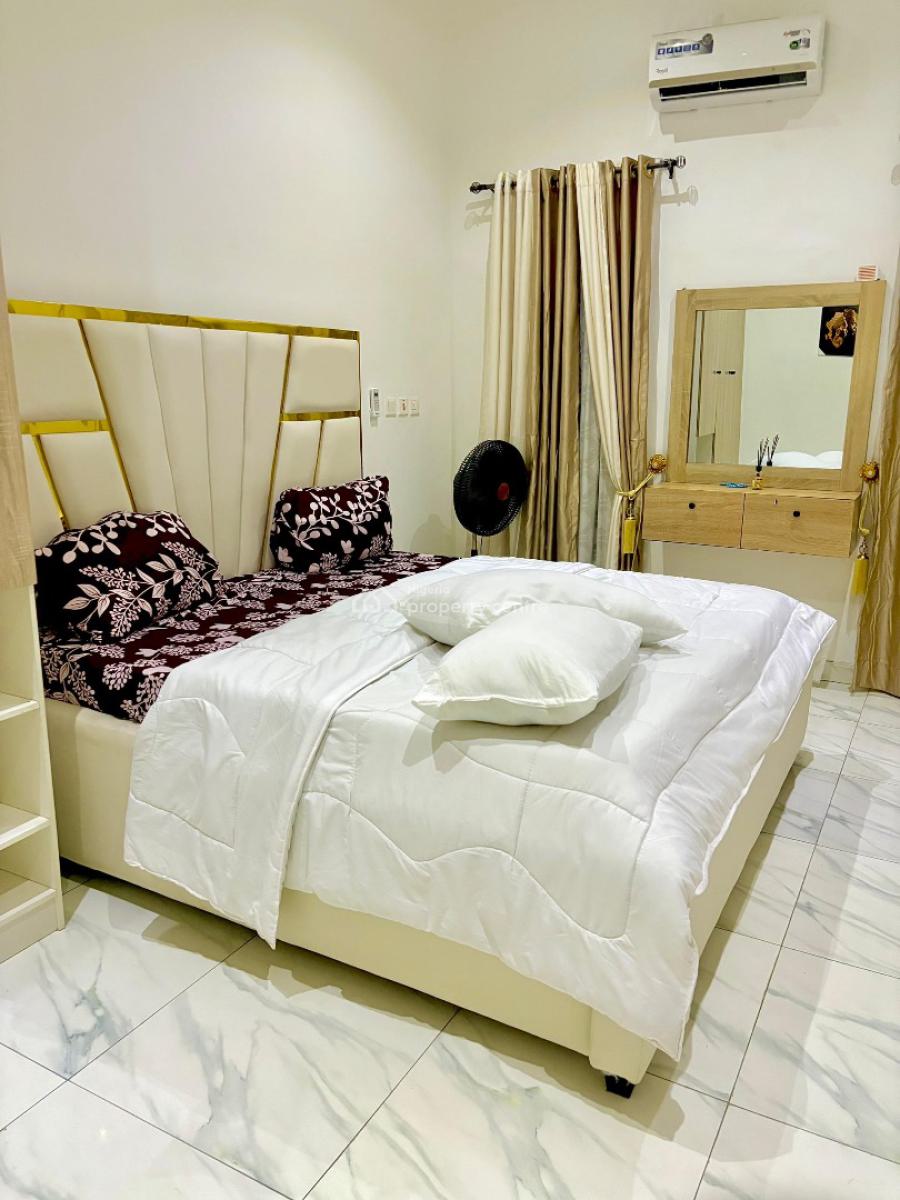 Luxury 4 Bedroom Self Compound with Pool Snooker  Bathtub, Lekki Phase 2, Lekki, Lagos, Flat / Apartment Short Let