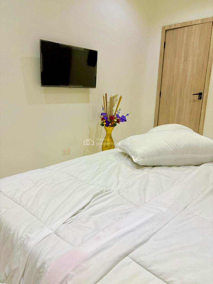 Luxury 4 Bedroom Self Compound with Pool Snooker  Bathtub, Lekki Phase 2, Lekki, Lagos, Flat / Apartment Short Let