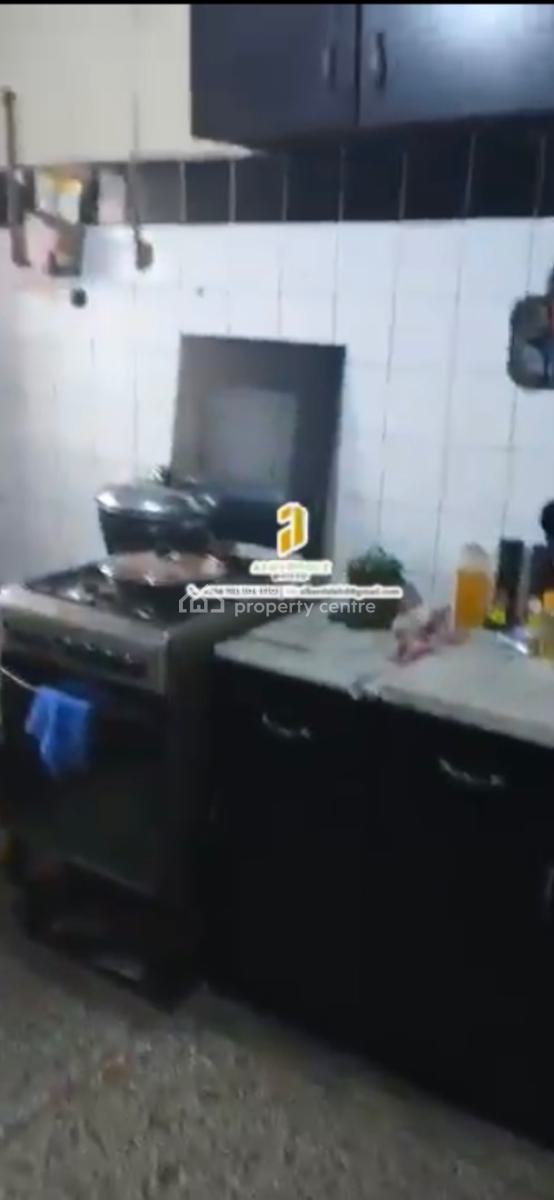 Well-maintained 3-bedroom Apartment (upstairs), Anthony, Maryland, Lagos, Flat / Apartment for Sale