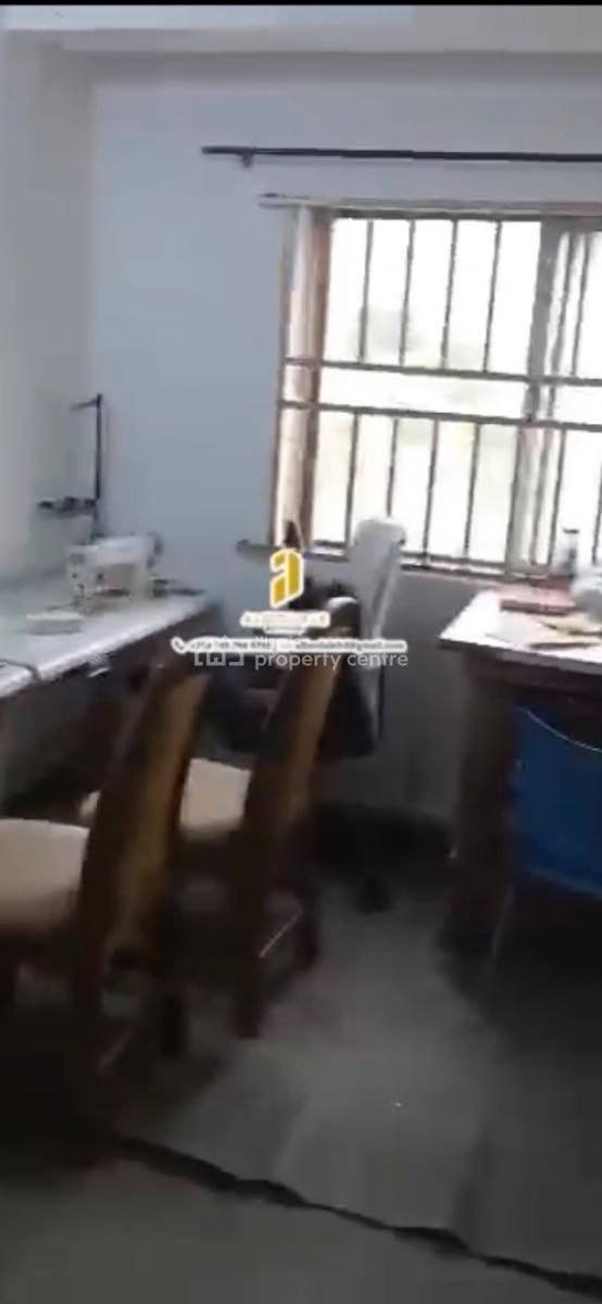 Well-maintained 3-bedroom Apartment (upstairs), Anthony, Maryland, Lagos, Flat / Apartment for Sale