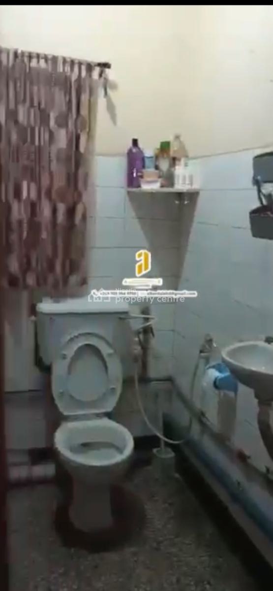 Well-maintained 3-bedroom Apartment (upstairs), Anthony, Maryland, Lagos, Flat / Apartment for Sale