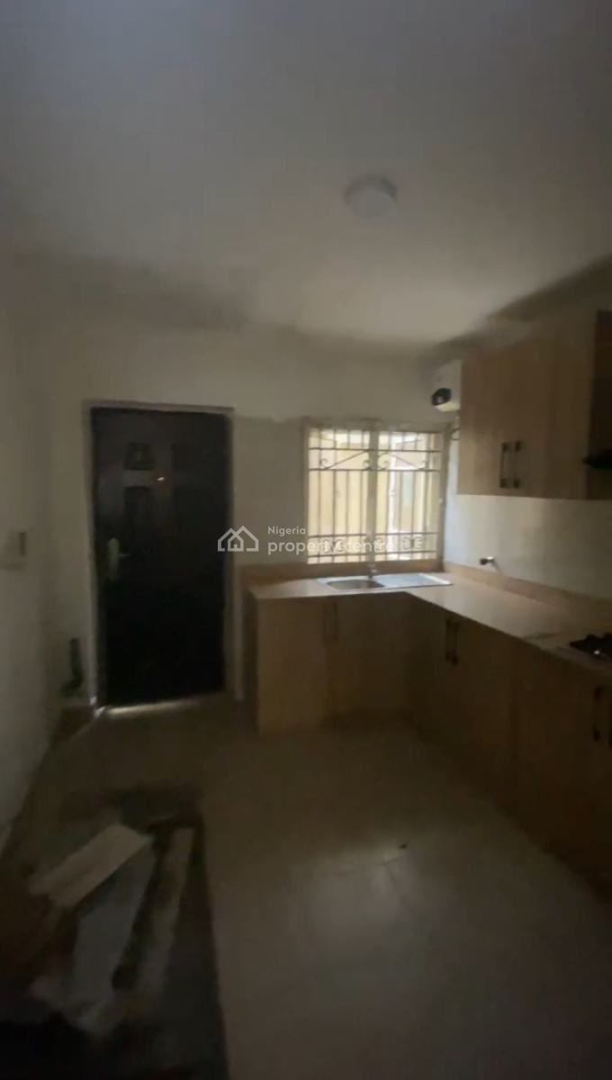 Single Room Shared 3 Bedroom Apartment Only Kitchen and Parlour Shared, Lekki Right, Lekki Phase 1, Lekki, Lagos, Flat / Apartment for Rent