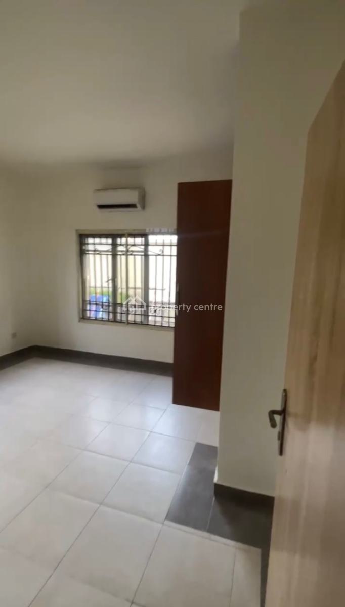 Single Room Shared 3 Bedroom Apartment Only Kitchen and Parlour Shared, Lekki Right, Lekki Phase 1, Lekki, Lagos, Flat / Apartment for Rent