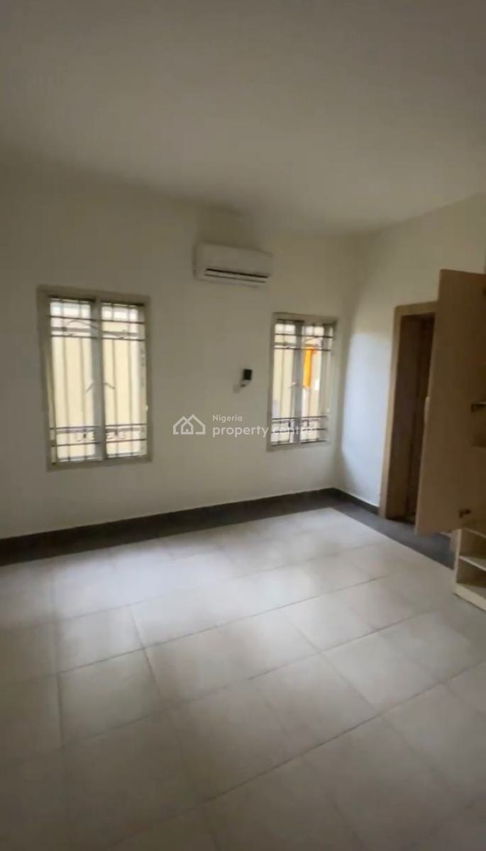 Single Room Shared 3 Bedroom Apartment Only Kitchen and Parlour Shared, Lekki Right, Lekki Phase 1, Lekki, Lagos, Flat / Apartment for Rent