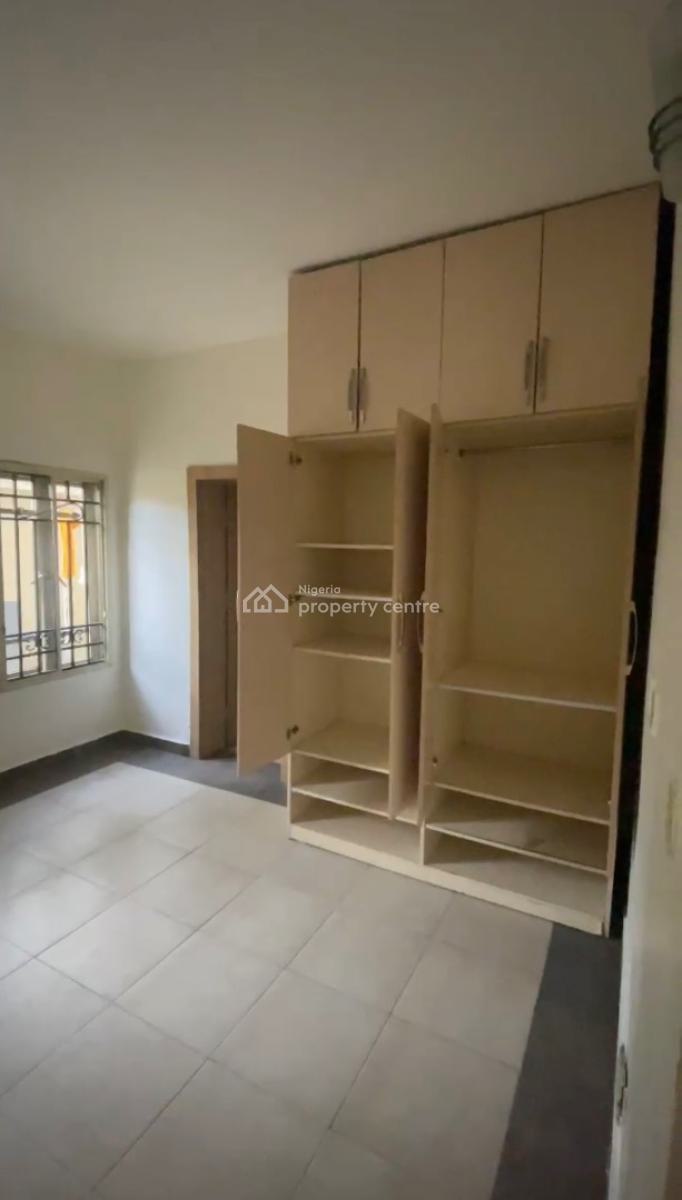 Single Room Shared 3 Bedroom Apartment Only Kitchen and Parlour Shared, Lekki Right, Lekki Phase 1, Lekki, Lagos, Flat / Apartment for Rent