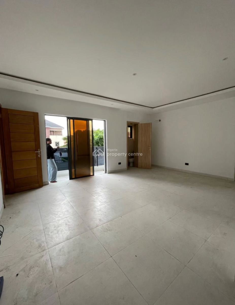 Lovely 2-bedroom Apartment + Spacious Maids Room, Lekki Phase 1, Lekki, Lagos, Flat / Apartment for Sale