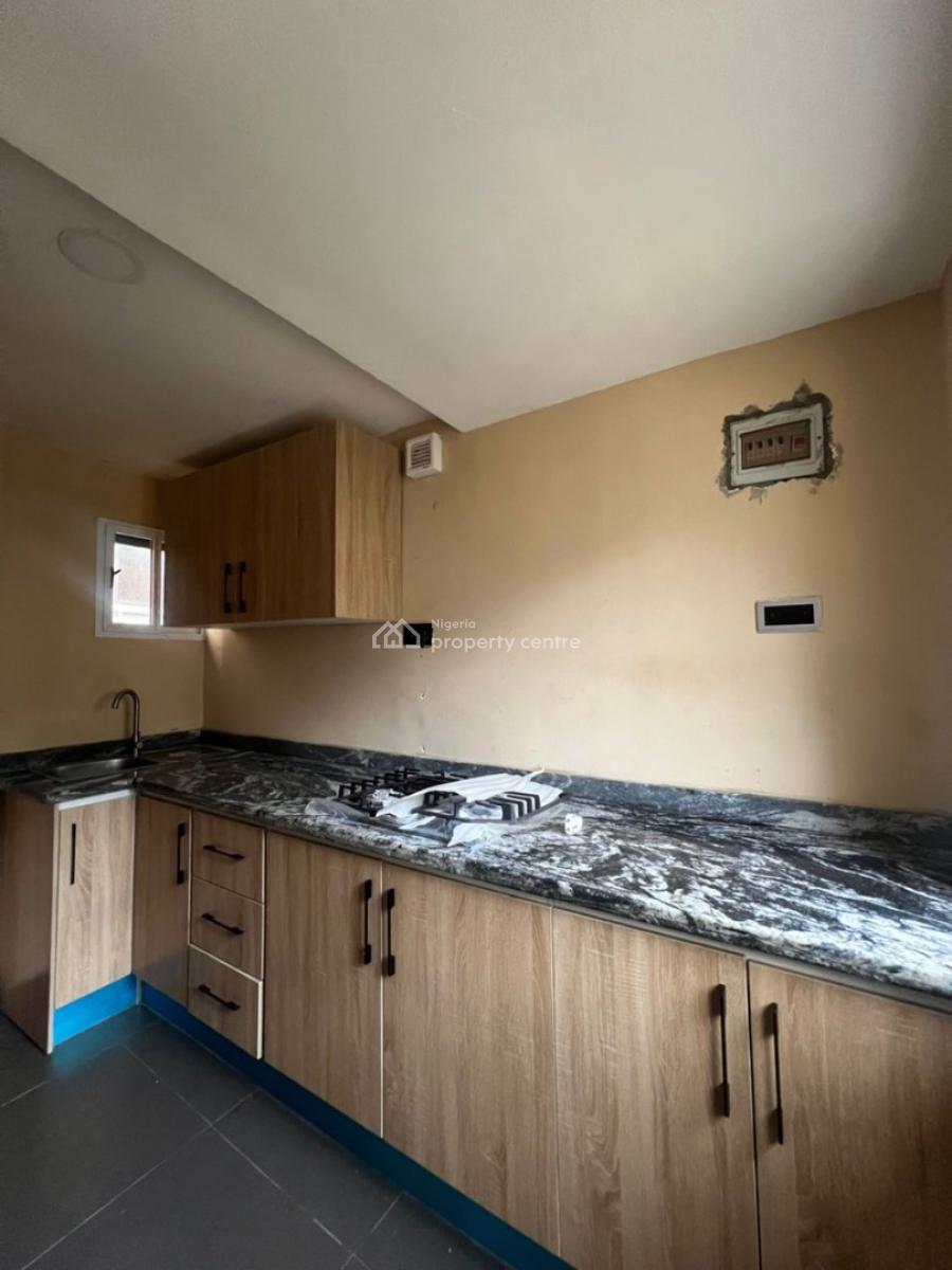 Bq in a Secured Estate, Lekki Phase 1, Lekki, Lagos, Flat / Apartment for Rent