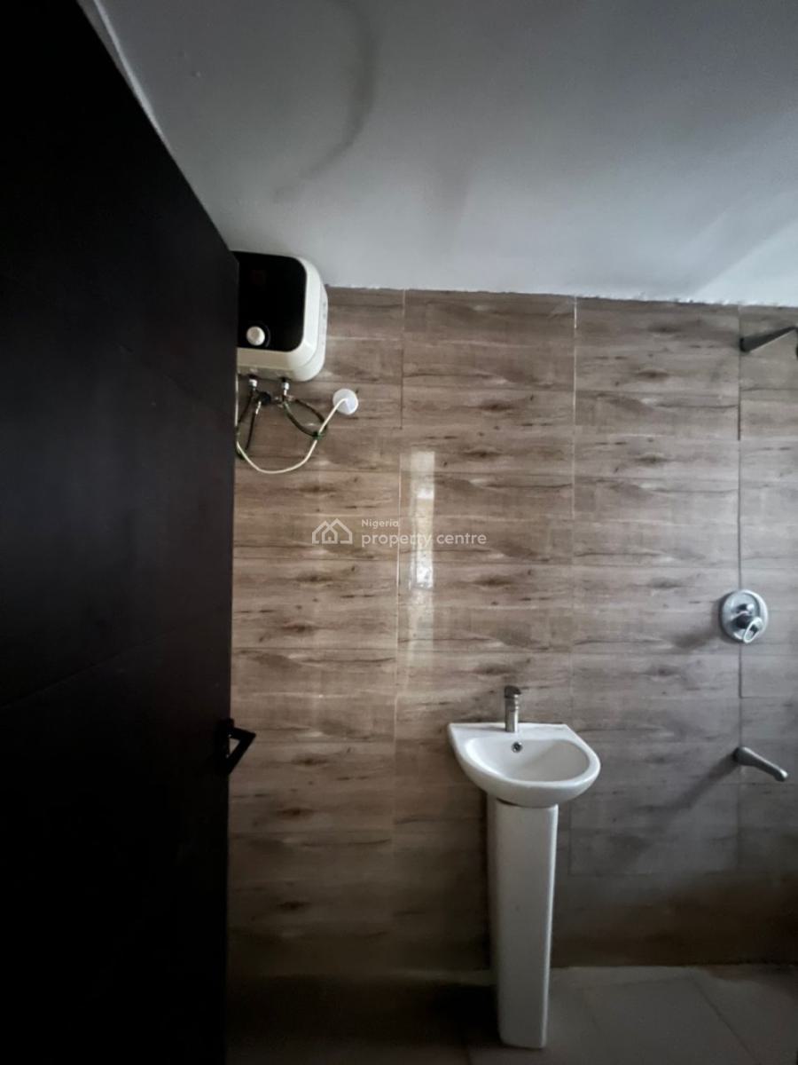 Bq in a Secured Estate, Lekki Phase 1, Lekki, Lagos, Flat / Apartment for Rent