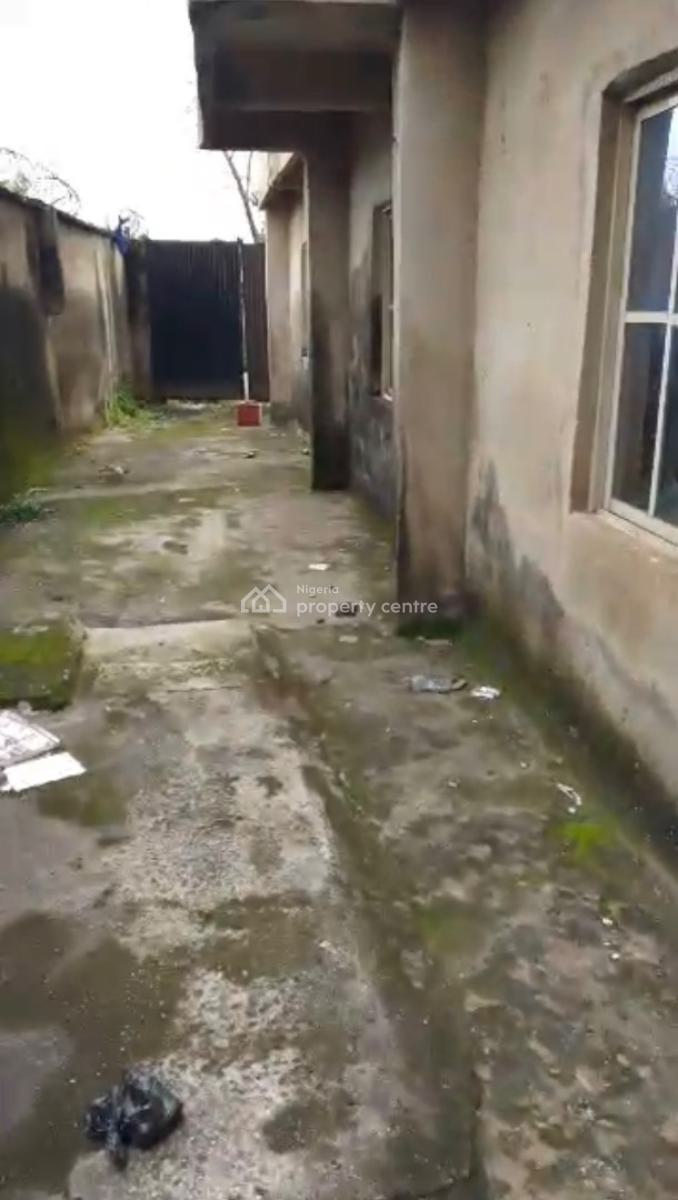 3 Storey House with 6 Flats, Near Niger Road, Obowo Street., Umuahia, Abia, Block of Flats for Sale
