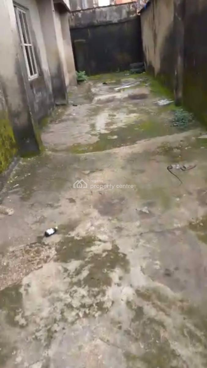 3 Storey House with 6 Flats, Near Niger Road, Obowo Street., Umuahia, Abia, Block of Flats for Sale