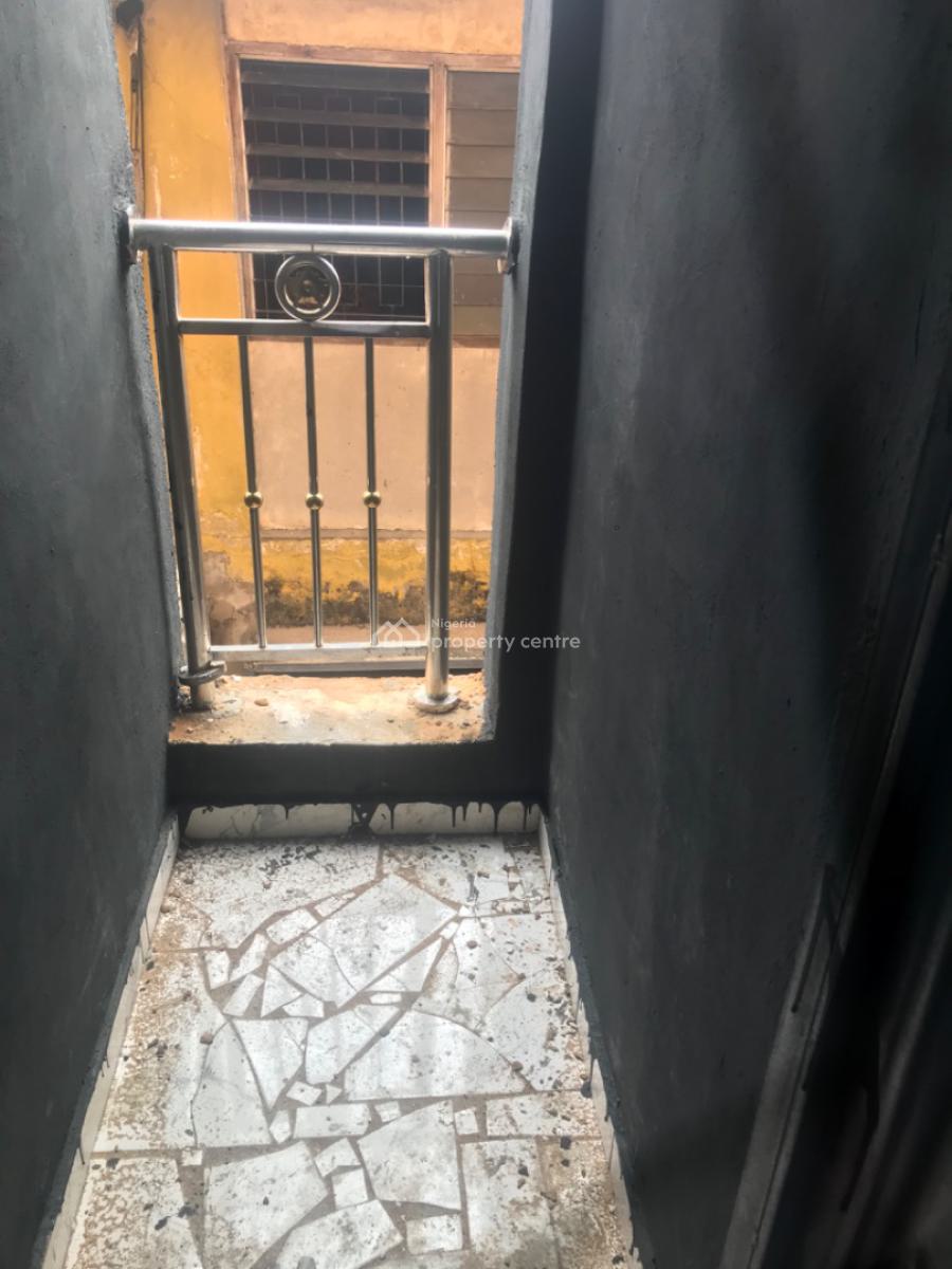 Room Self Contain, Pedro Road, Shomolu, Lagos, Self Contain (single Rooms) for Rent
