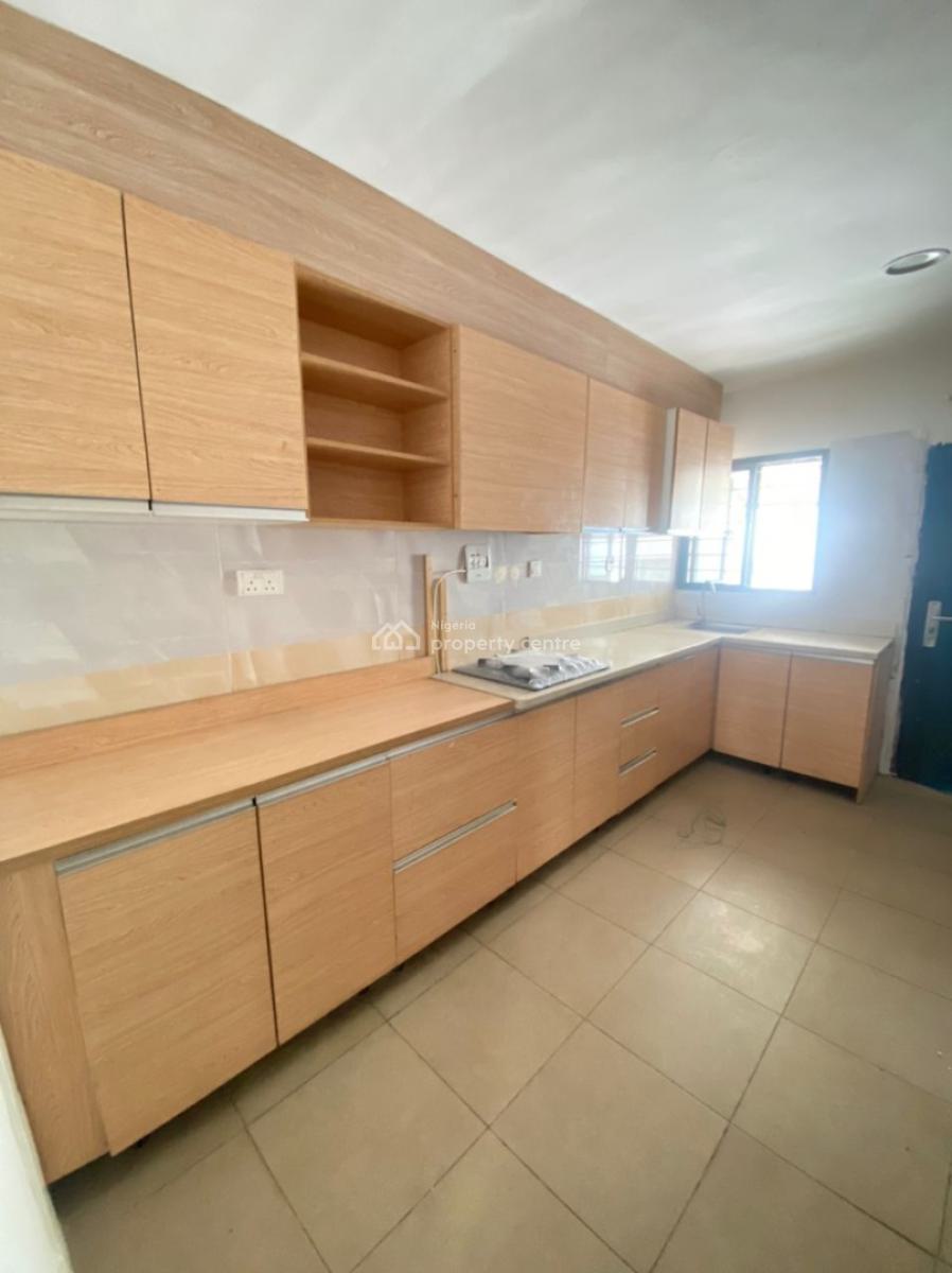 Serviced 2 Bedroom Upstairs Apartment in a Secured Estate, Lekki Right, Lekki Phase 1, Lekki, Lagos, Flat / Apartment for Rent