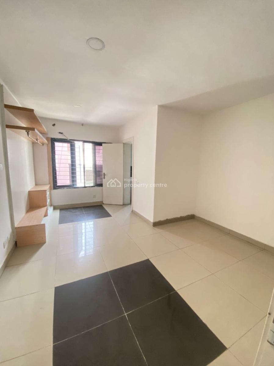 Serviced 2 Bedroom Upstairs Apartment in a Secured Estate, Lekki Right, Lekki Phase 1, Lekki, Lagos, Flat / Apartment for Rent