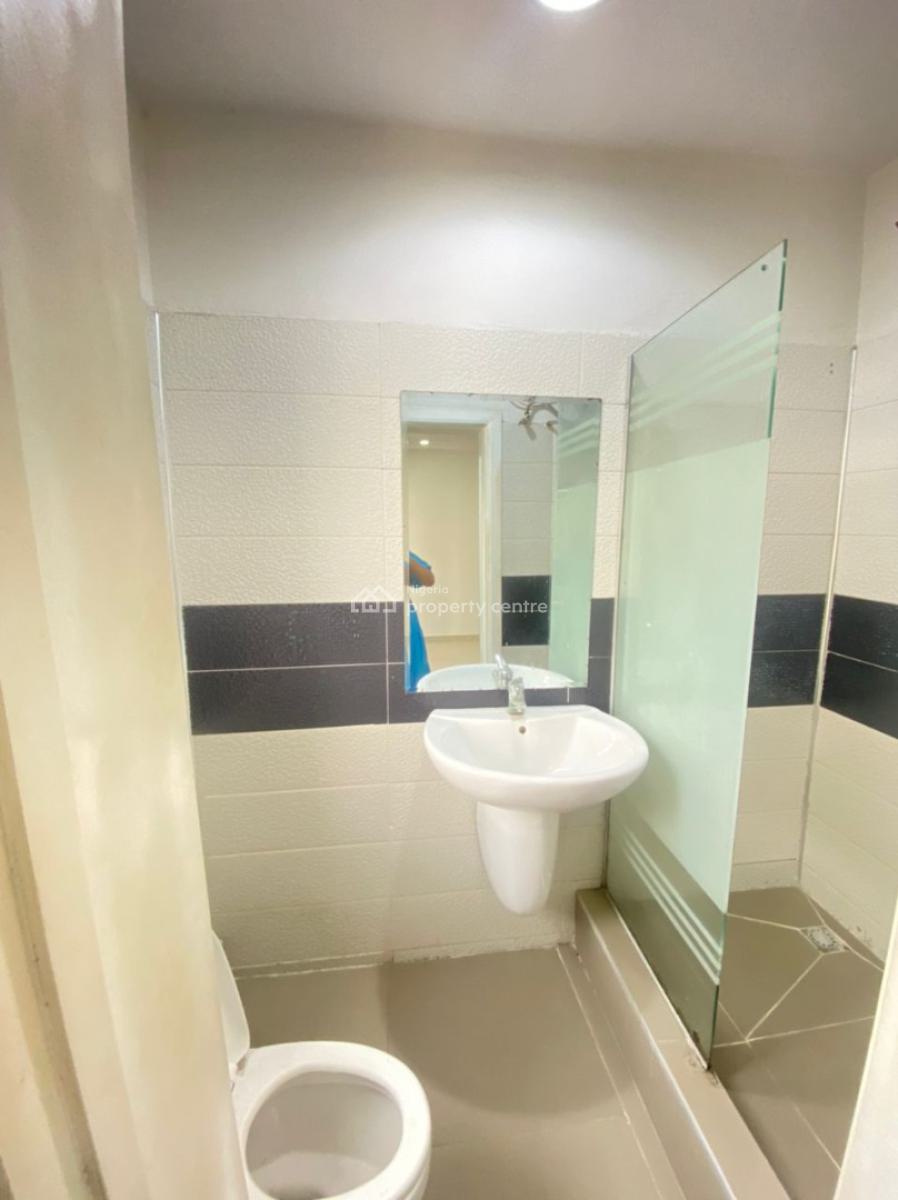 Serviced 2 Bedroom Upstairs Apartment in a Secured Estate, Lekki Right, Lekki Phase 1, Lekki, Lagos, Flat / Apartment for Rent