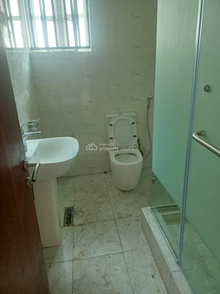 Spacious 3 Bedroom Flat, Upstairs with a Bq, Lekki Phase 1, Lekki, Lagos, Flat / Apartment for Rent