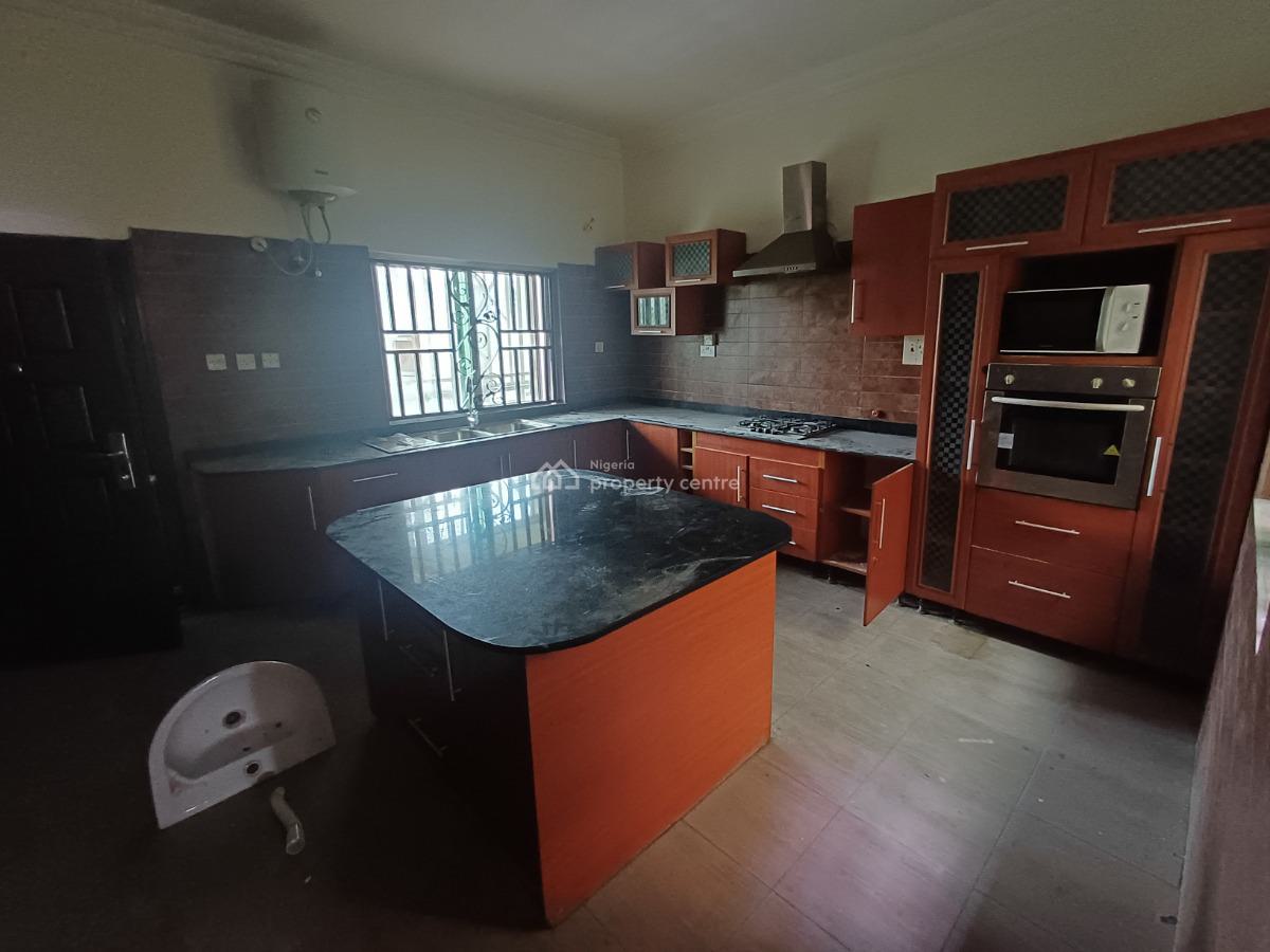 Spacious 3 Bedroom Flat, Upstairs with a Bq, Lekki Phase 1, Lekki, Lagos, Flat / Apartment for Rent