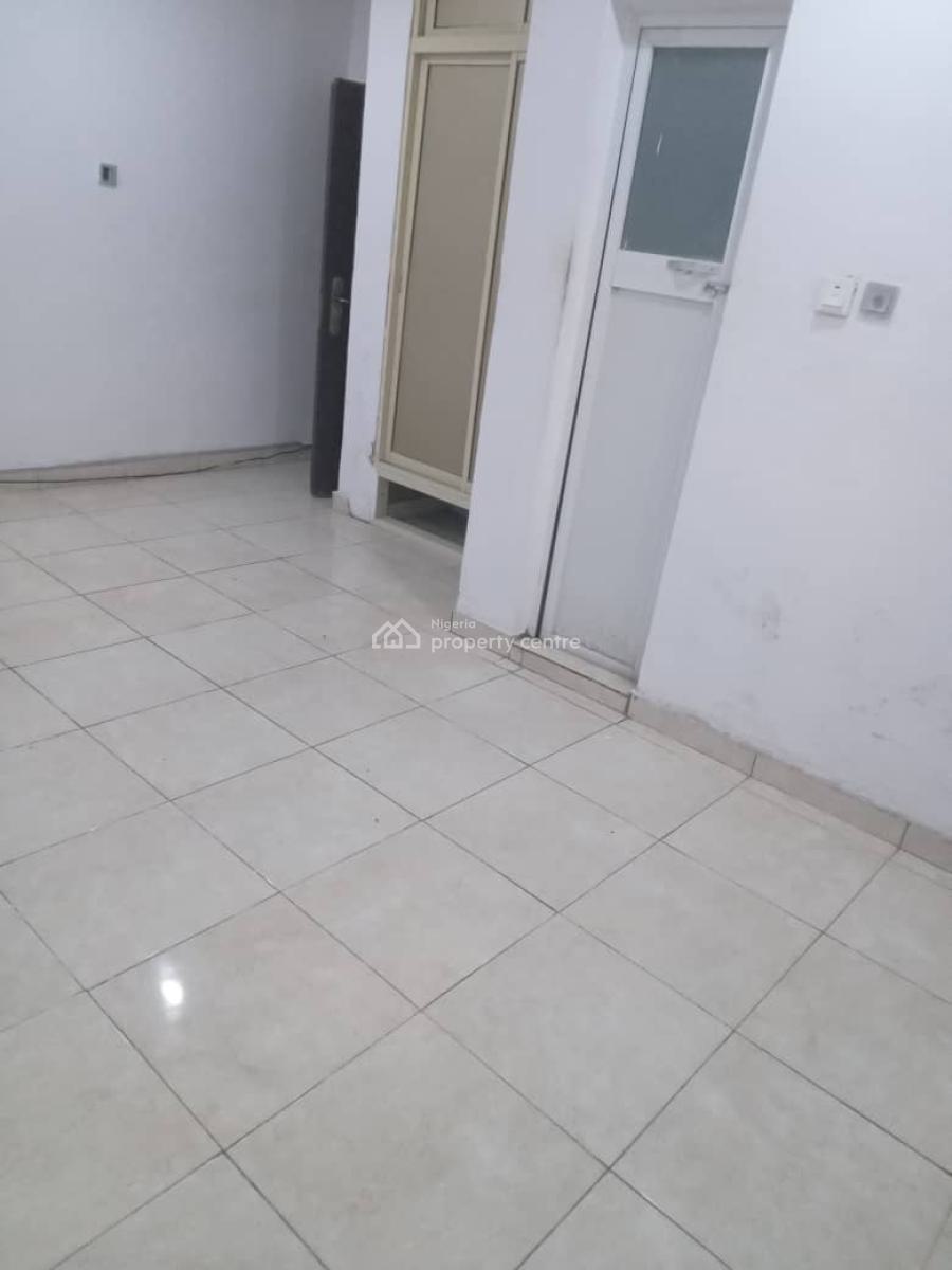 Master Room in a Shared Flat, New Road, Ilasan, Lekki, Lagos, Flat / Apartment for Rent