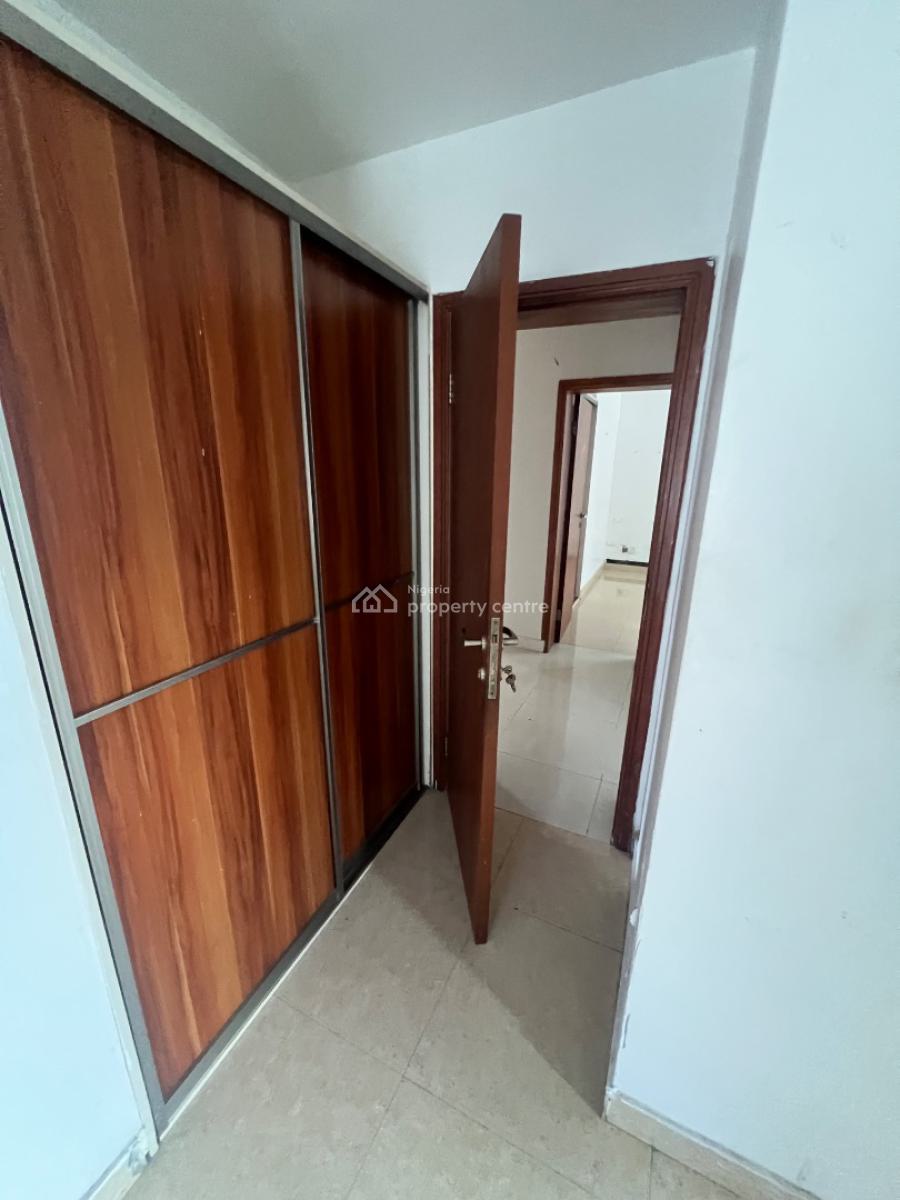 Classic and Spacious 3-bedroom Flat, Lekki Phase 1, Lekki, Lagos, Flat / Apartment for Rent