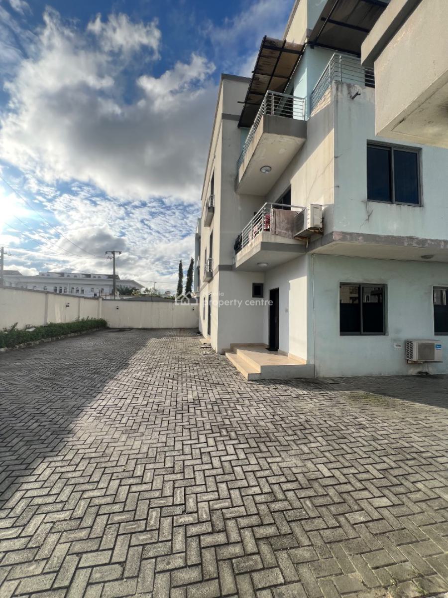 Classic and Spacious 3-bedroom Flat, Lekki Phase 1, Lekki, Lagos, Flat / Apartment for Rent