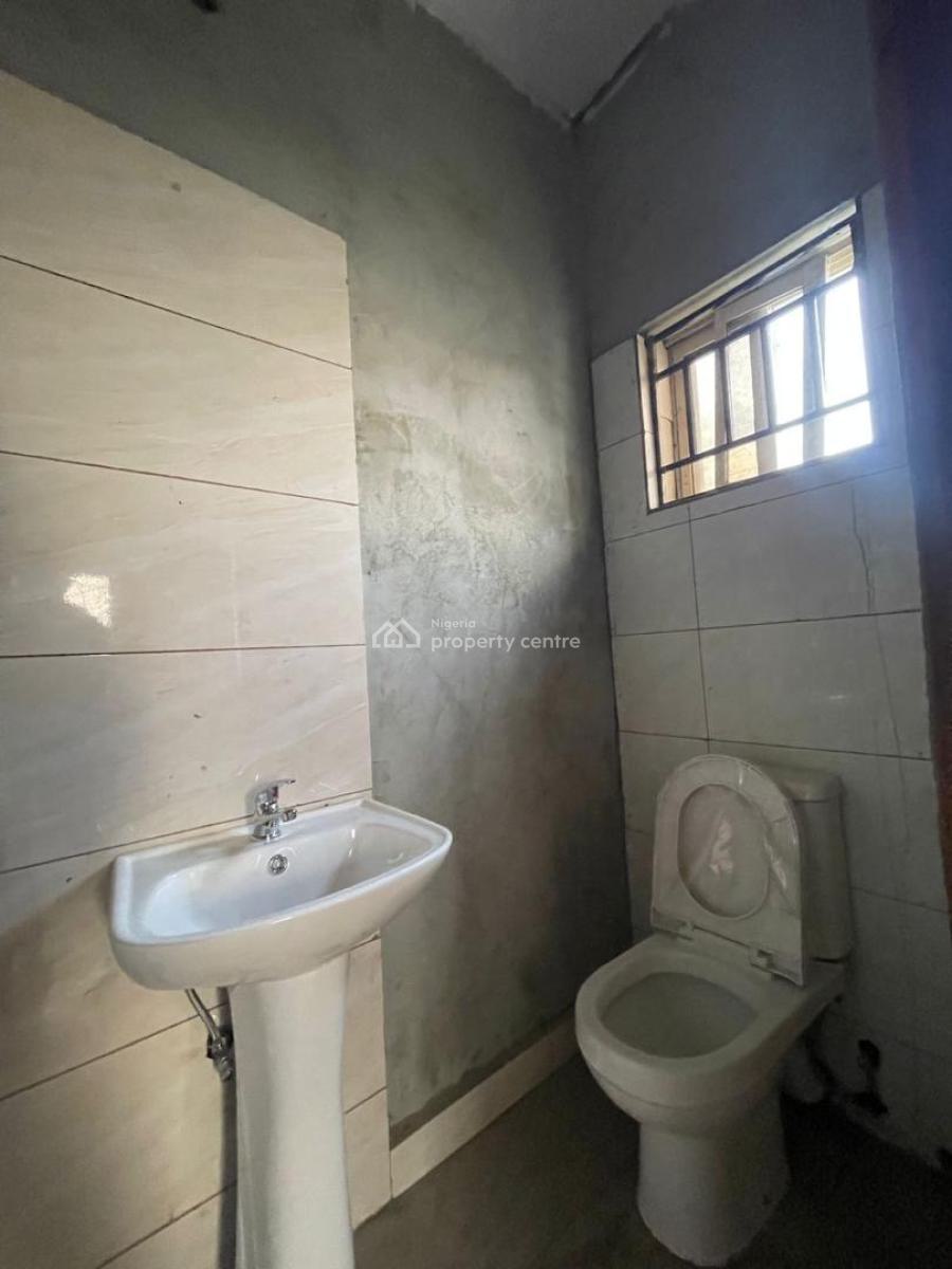 Spacious 3 Bedroom Apartment, Costain, Yaba, Lagos, Flat / Apartment for Rent