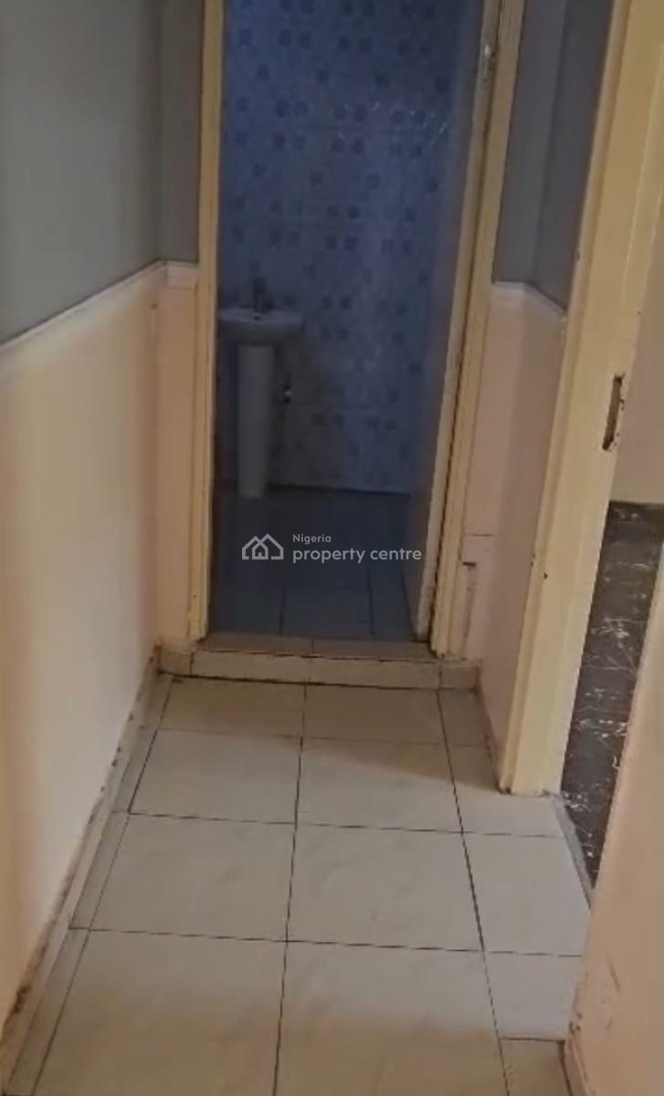 2 Bedrooom Flat , Ground Floor, Tarred Rd, C of O Handy, Wuse, Abuja, Block of Flats for Sale