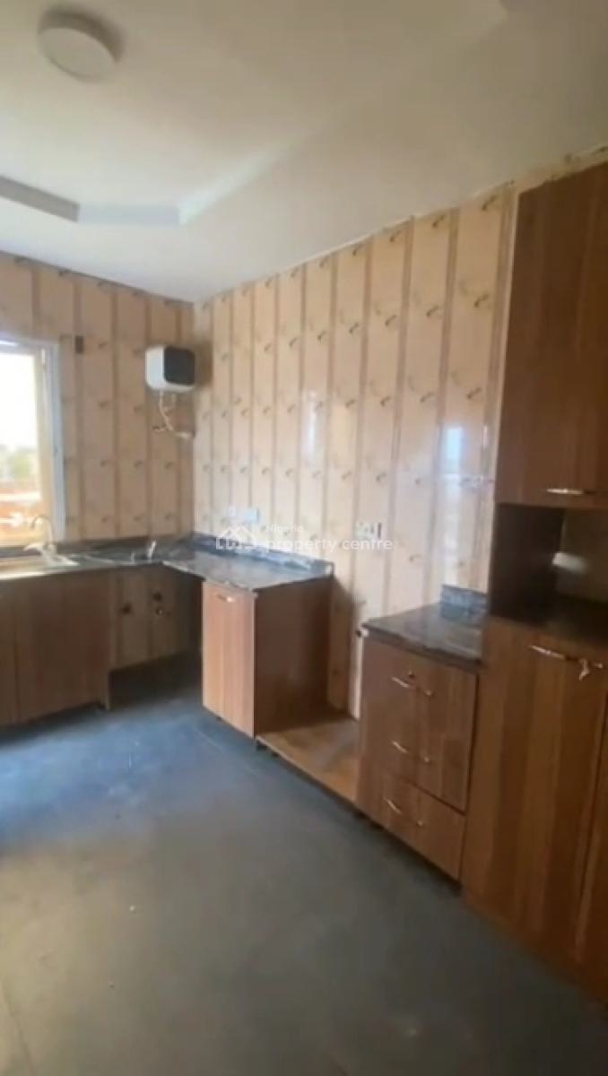 Executive, Very Decent, Standard and Spacious 3-bedroom Up-flat, Onike, Iwaya, Yaba, Lagos, Flat / Apartment for Rent
