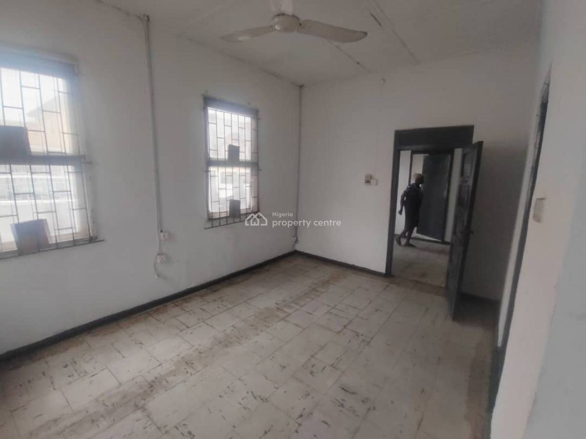 Self Compound Office Space, Alagomeji, Yaba, Lagos, Flat / Apartment for Rent
