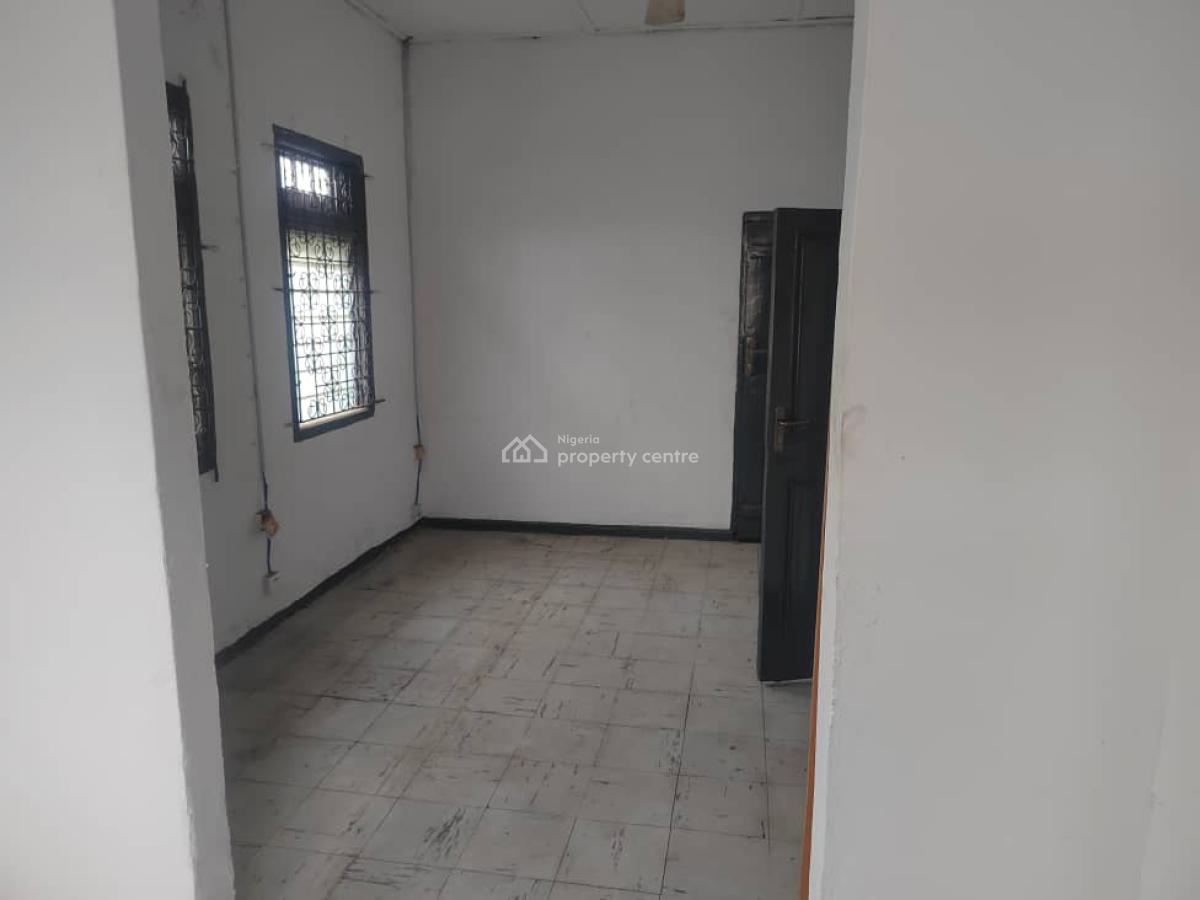 Self Compound Office Space, Alagomeji, Yaba, Lagos, Flat / Apartment for Rent