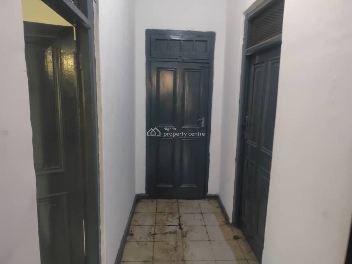 Self Compound Office Space, Alagomeji, Yaba, Lagos, Flat / Apartment for Rent