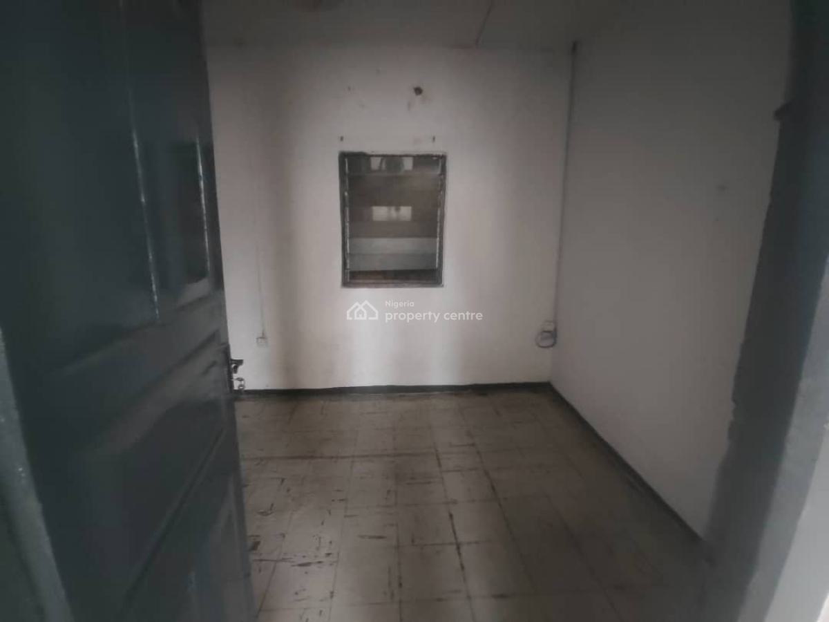 Self Compound Office Space, Alagomeji, Yaba, Lagos, Flat / Apartment for Rent