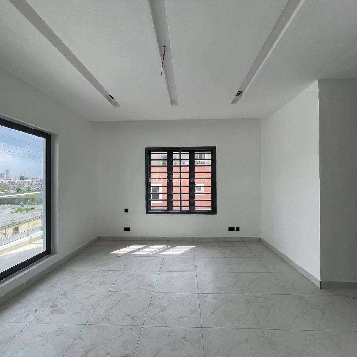Spacious 3 Bedroom Apartment with Bq, Right, Lekki Phase 1, Lekki, Lagos, Flat / Apartment for Sale