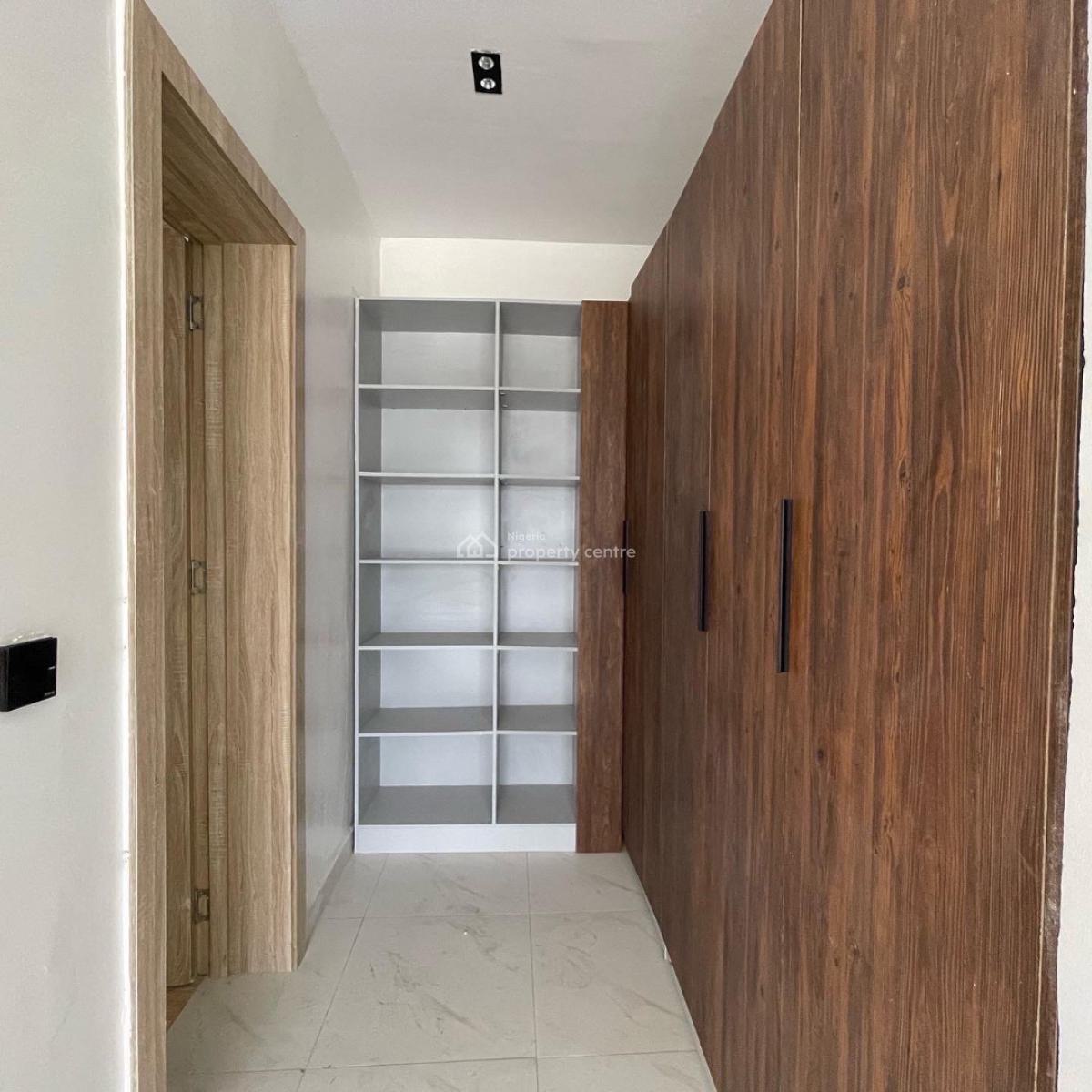 Spacious 3 Bedroom Apartment with Bq, Right, Lekki Phase 1, Lekki, Lagos, Flat / Apartment for Sale