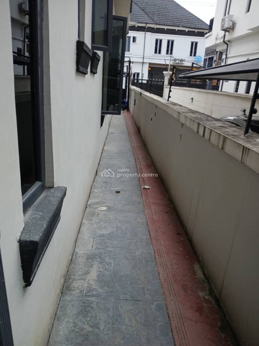 Distress 4bedroom Duplex with Bq, Chevron Lekki Lagos, Lekki, Lagos, Semi-detached Duplex for Sale