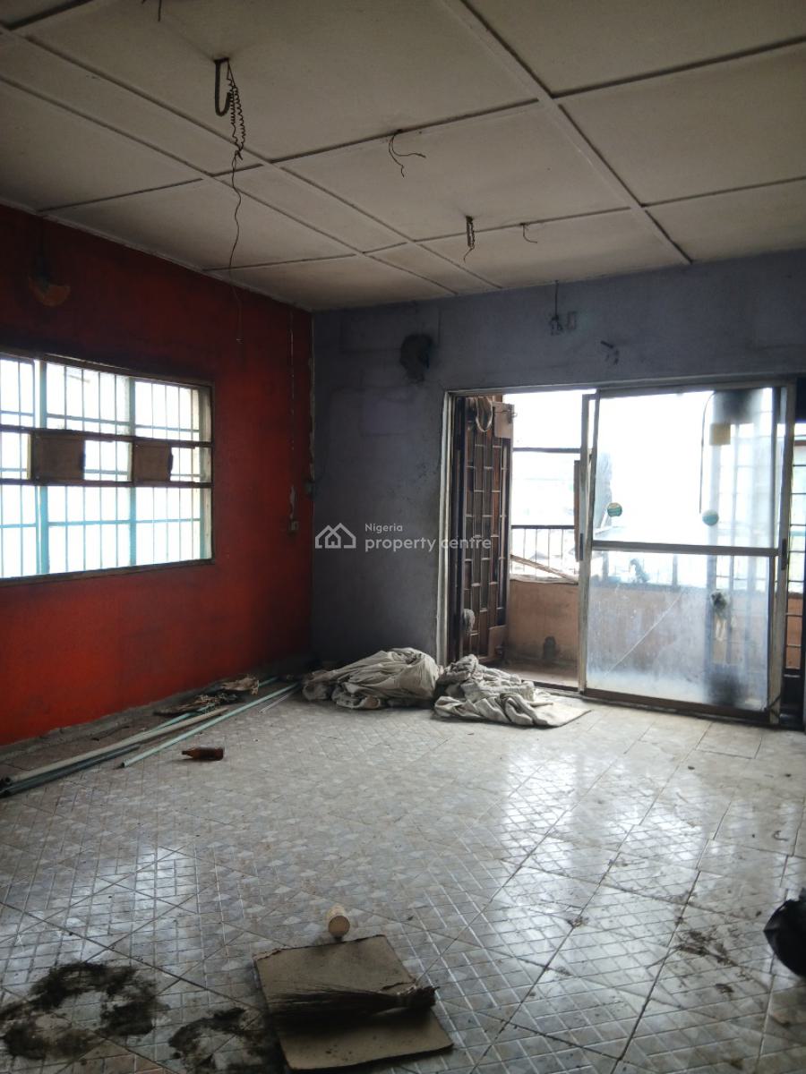 Lovely Executive Three Beds, Yaba, Lagos, Flat / Apartment for Rent