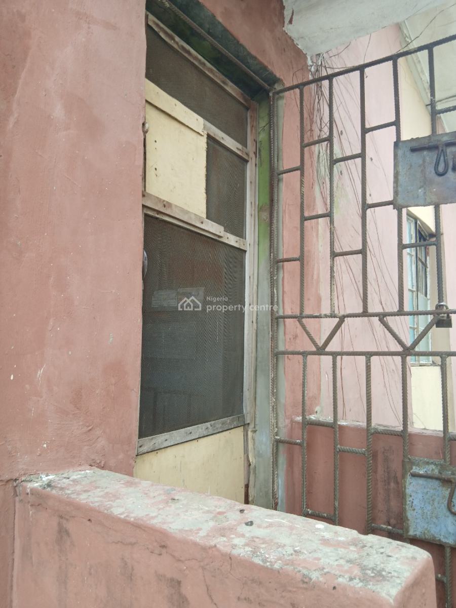 Lovely Executive Three Beds, Yaba, Lagos, Flat / Apartment for Rent