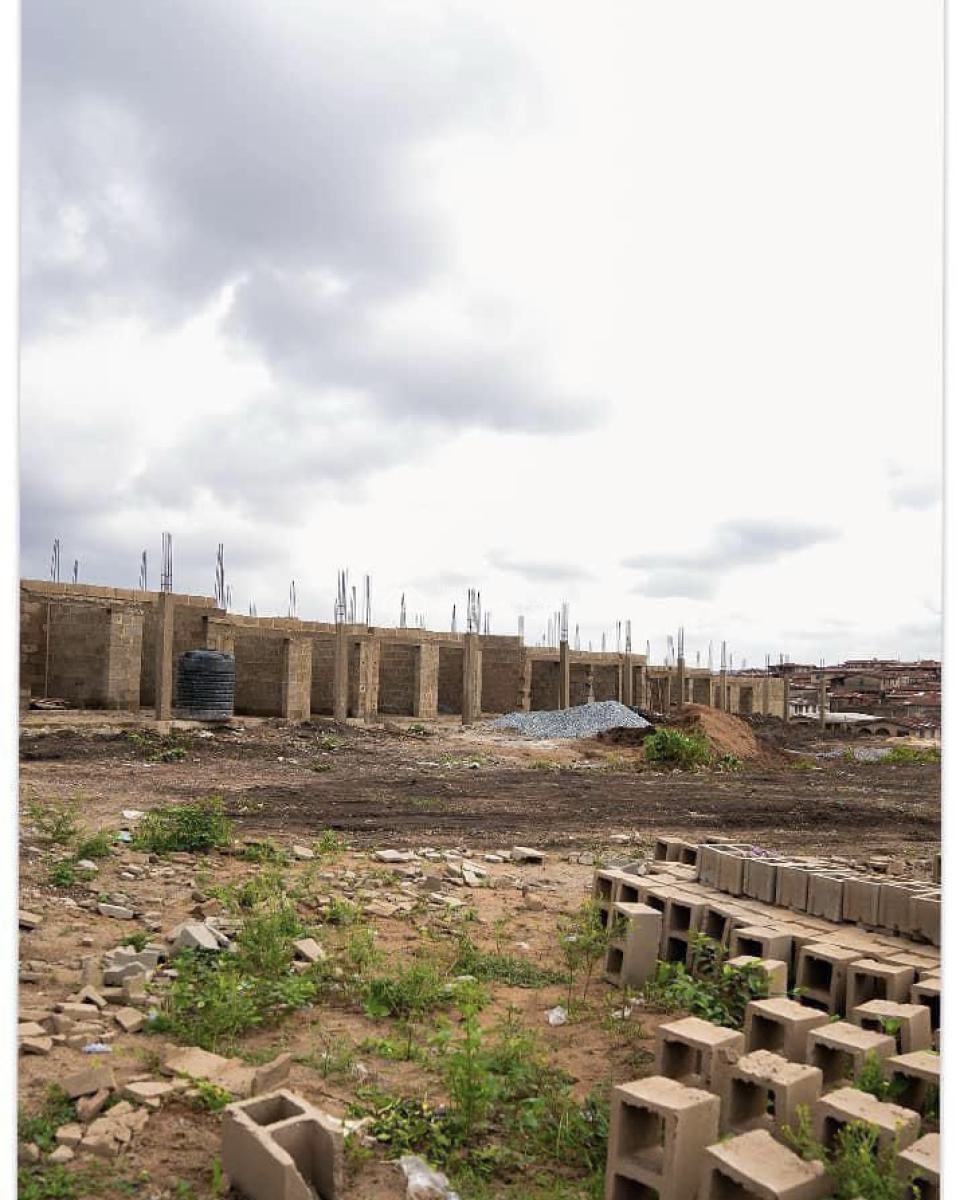 Shops for Sell, Or It a Aperin Road/aperin Ultramodern Shopping Mall, Ibadan, Oyo, Plaza / Complex / Mall for Sale