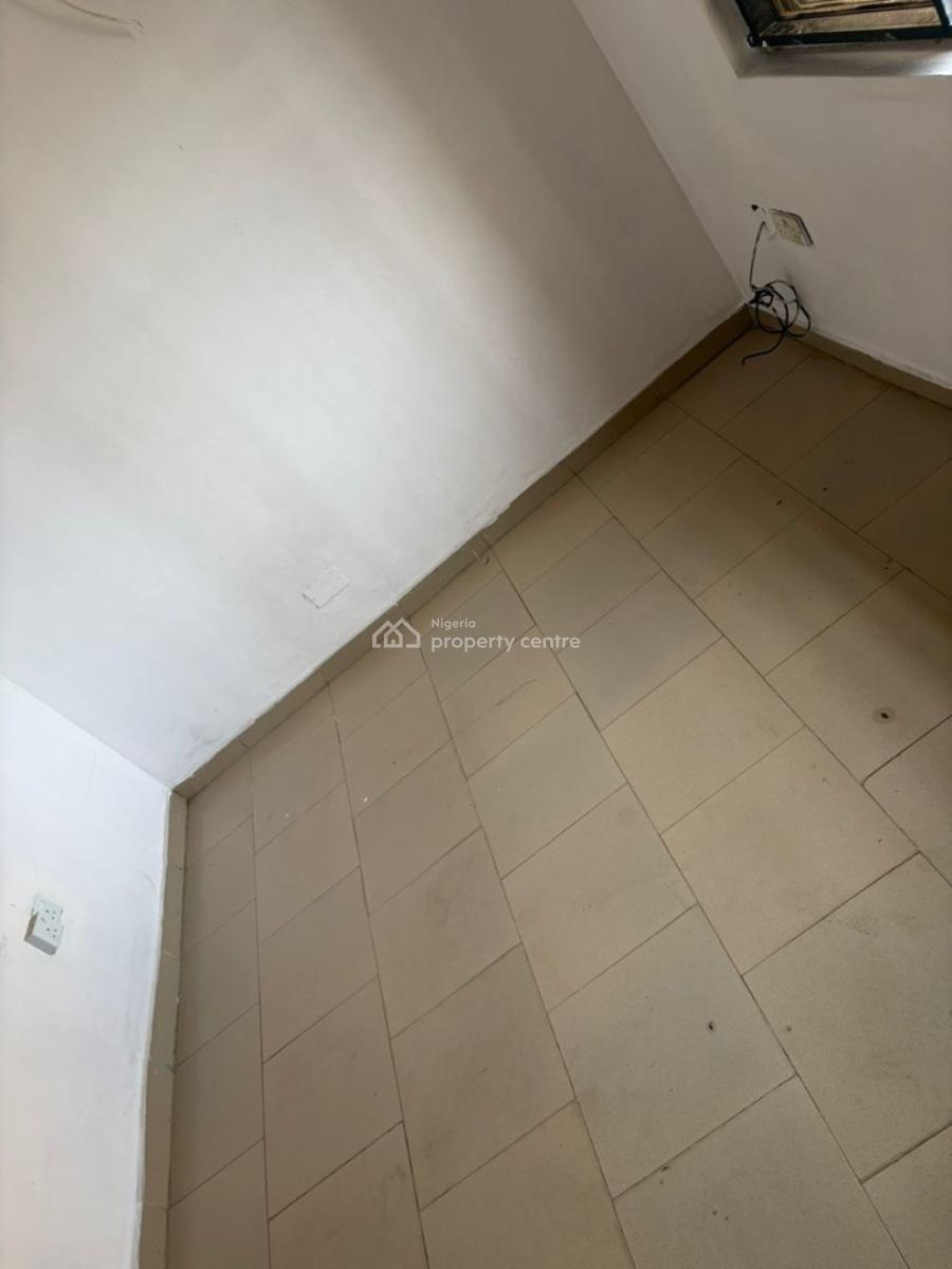 Sharp Room Upstairs  in a Shared Apartment, Orchid Road, Lekki, Lagos, Flat / Apartment for Rent