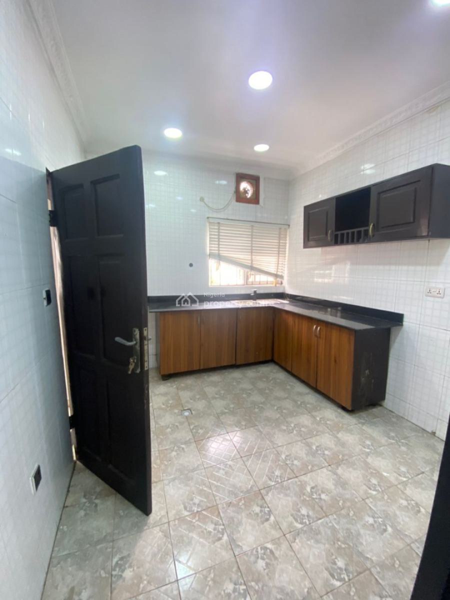 Clean 2 Bed Upstairs at Lekki Phase 1, Lekki Phase 1, Lekki, Lagos, Flat / Apartment for Rent