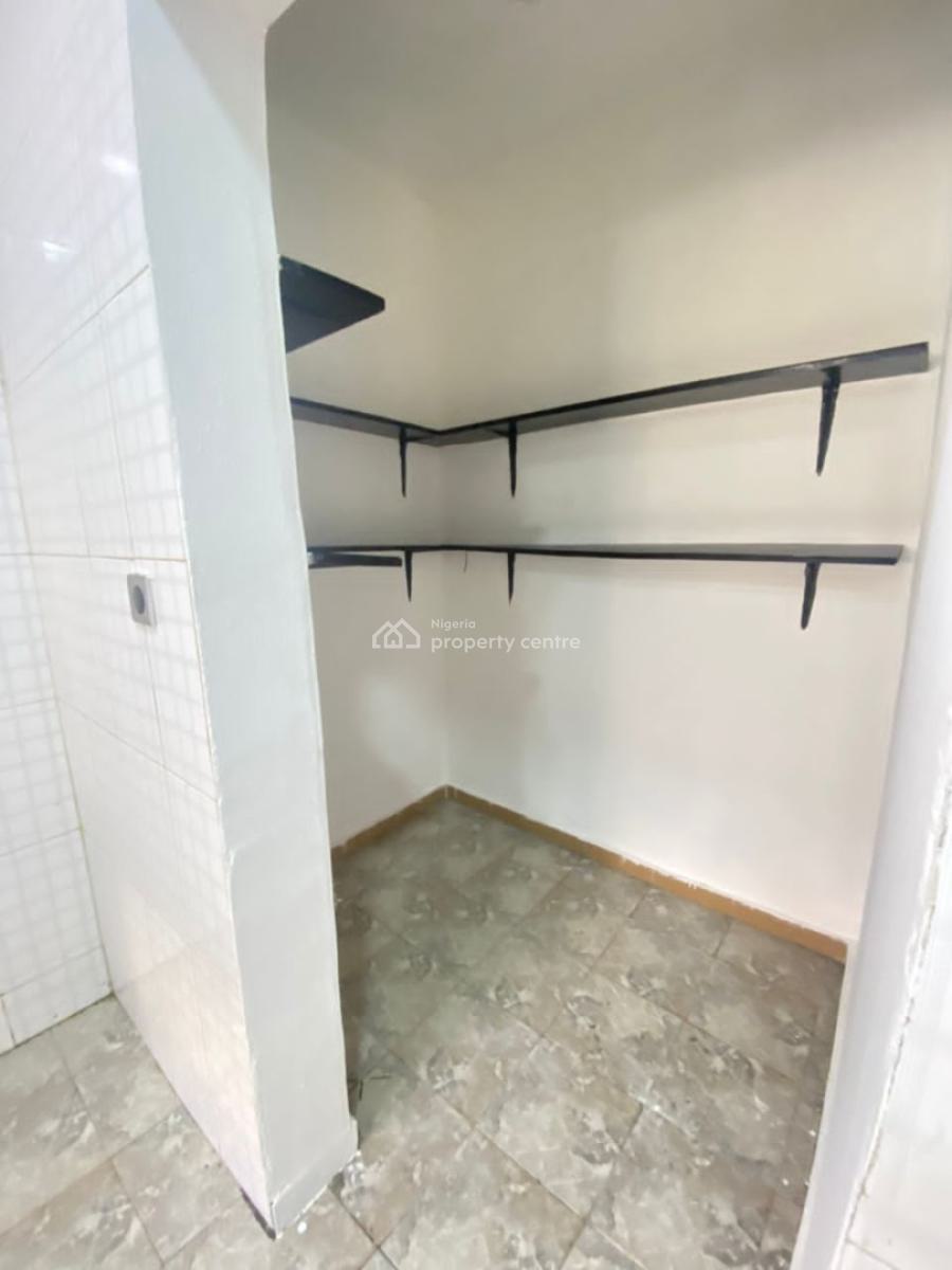 Clean 2 Bed Upstairs at Lekki Phase 1, Lekki Phase 1, Lekki, Lagos, Flat / Apartment for Rent