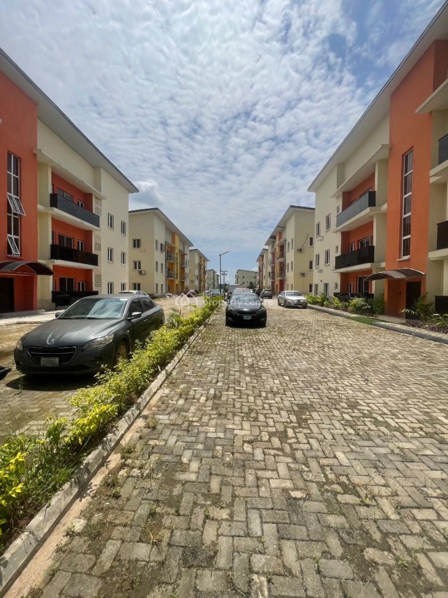 Spacious 3 Bedroom Apartment with Bq, Magodo, Lagos, Flat / Apartment for Sale