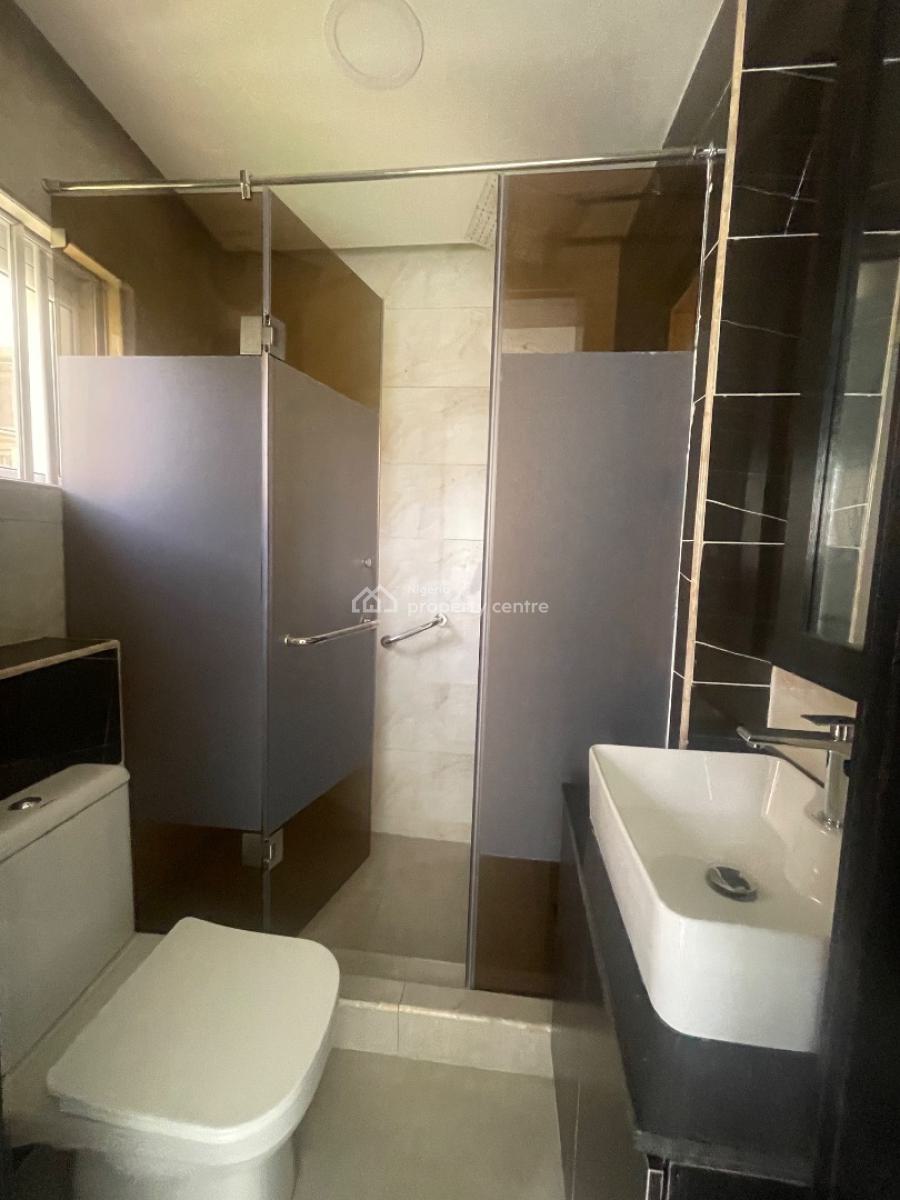Spacious 3 Bedroom Apartment with Bq, Magodo, Lagos, Flat / Apartment for Sale