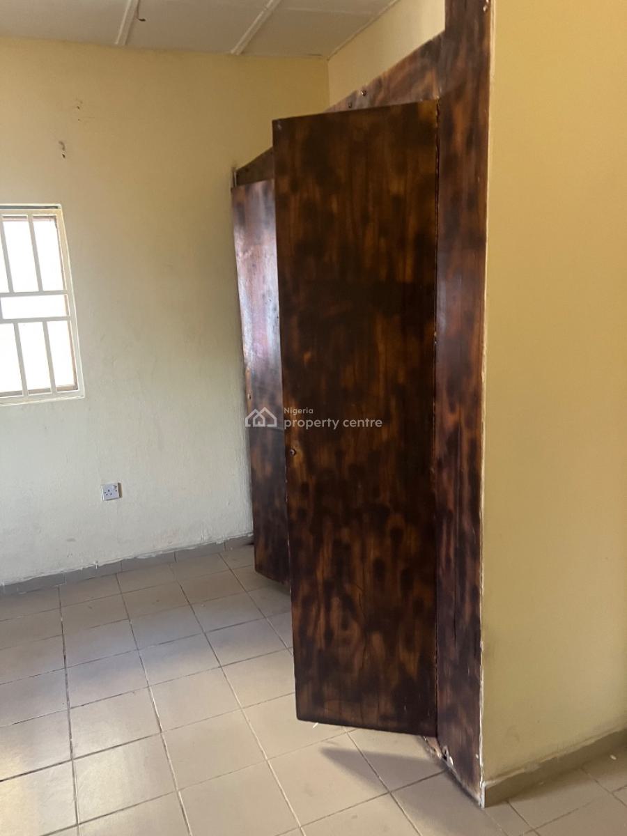Clean 3 Bedroom Flat, 1st Floor, Tarred Rd , (office/residence), Garki2, Garki, Abuja, Flat / Apartment for Rent