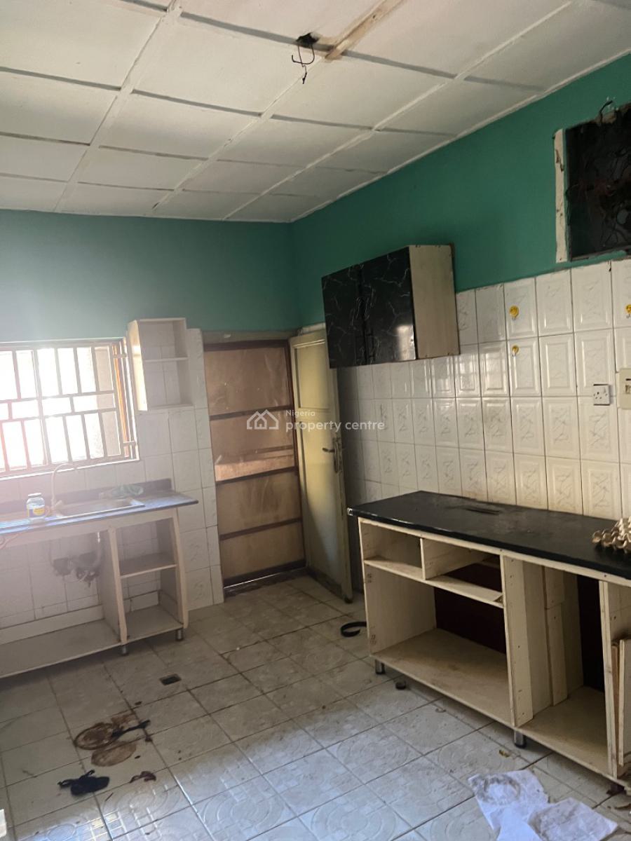 Clean 3 Bedroom Flat, 1st Floor, Tarred Rd , (office/residence), Garki2, Garki, Abuja, Flat / Apartment for Rent