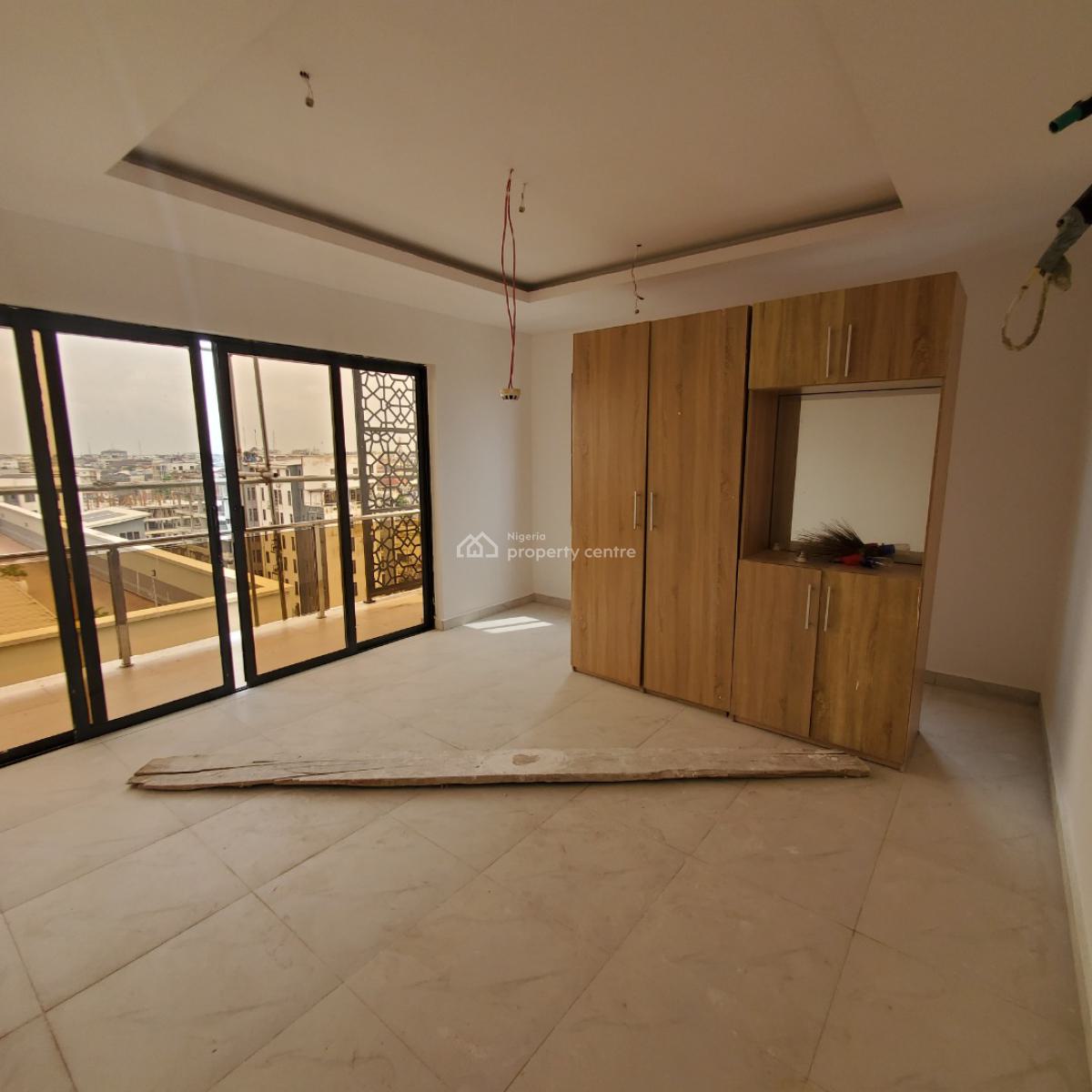 Excellent 2 Bedroom Apartment, Lekki Phase 1, Lekki, Lagos, Flat / Apartment for Sale