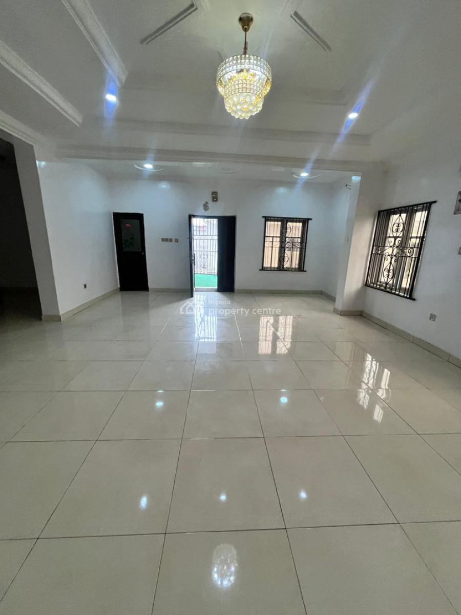 3 Bedroom Apartment in a Good Neighborhood, Ilaje, Ilaje, Ajah, Lagos, Flat / Apartment for Rent