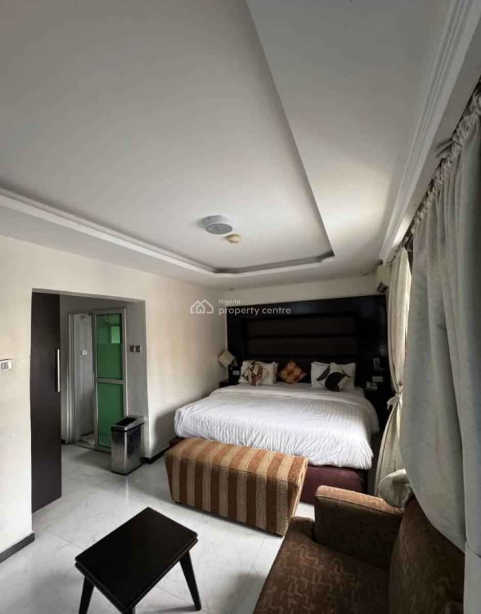 Well Maintained 17rooms Duplex with Swimming Pool, 24hr Power Etc, Lekki Phase 1, Lekki, Lagos, Commercial Property for Rent