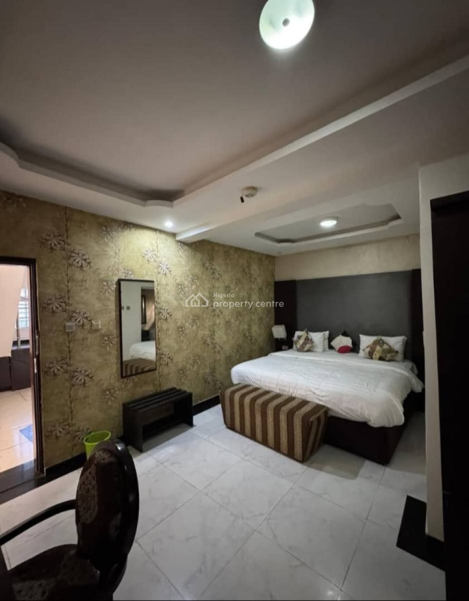 Well Maintained 17rooms Duplex with Swimming Pool, 24hr Power Etc, Lekki Phase 1, Lekki, Lagos, Commercial Property for Rent